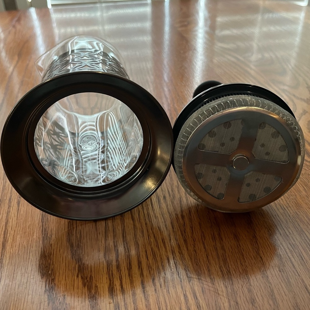 French press coffee maker with 2 matching glass mugs - Picture 2 of 8